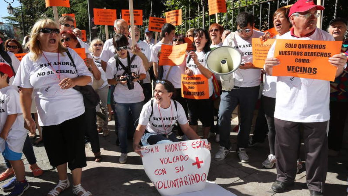 Los voluntarios de Cruz Roja San Andrés protagonizaron ayer en León una concentración para reivindicar el futuro de su sede.