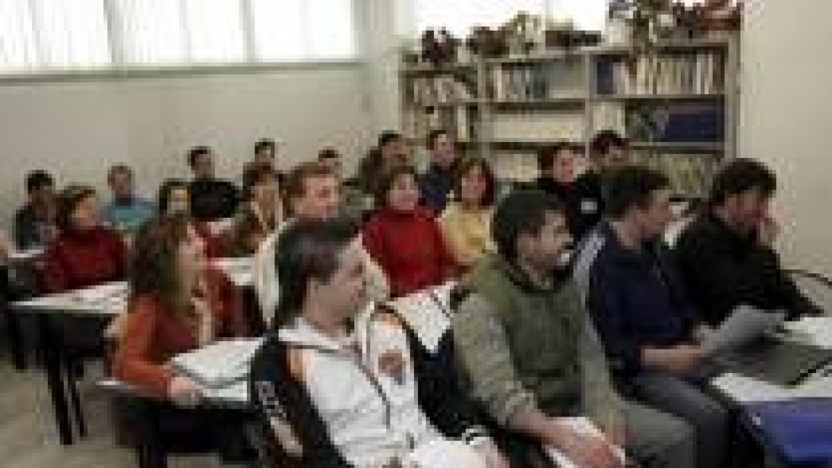 Grupo de jóvenes que realiza el curso de incorporación a la agricultura en el sindicato Ugal