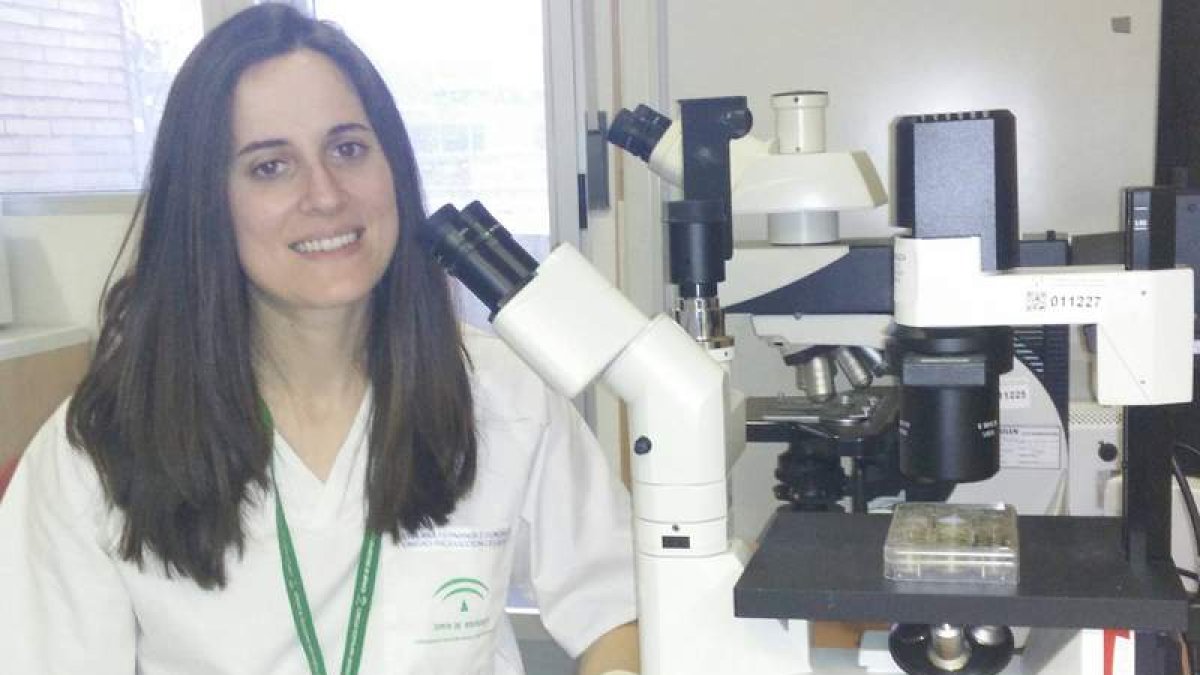Ana Fernández González, en el laboratorio en el Hospital de Granada. DL