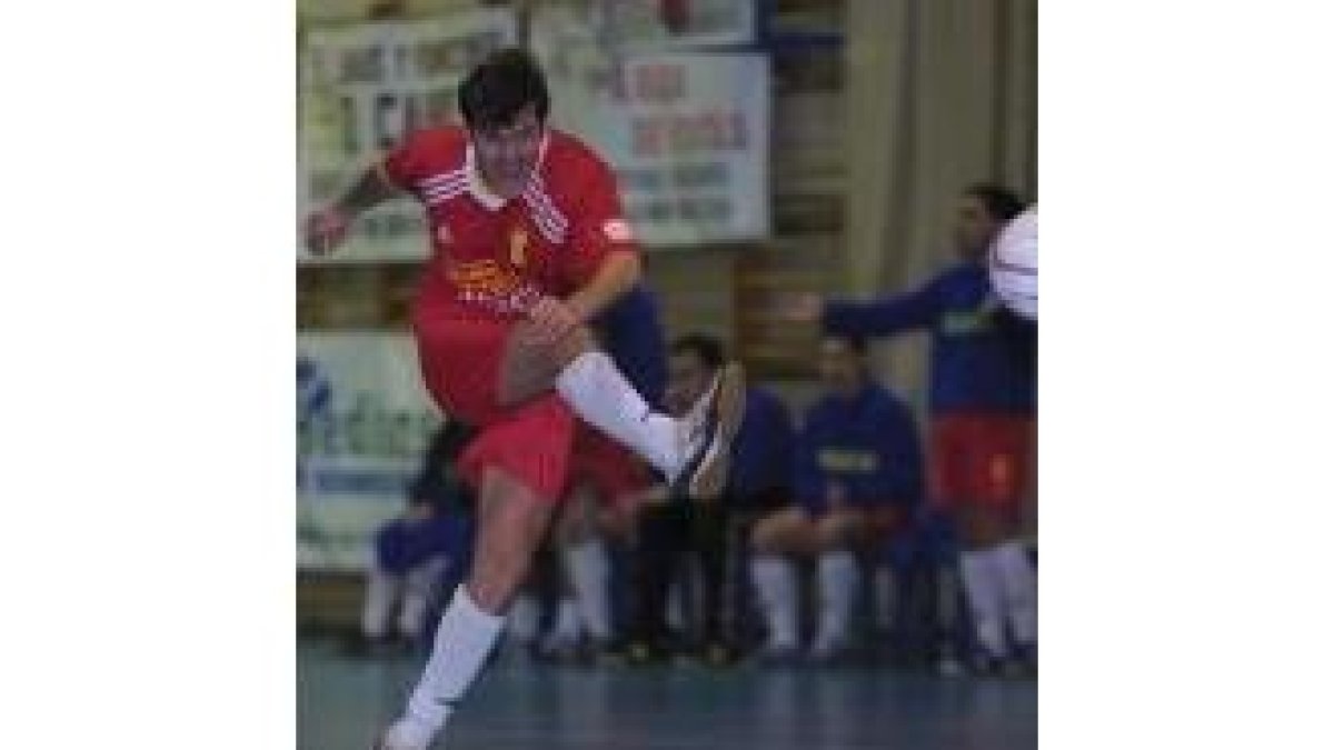 Luisjo, en la foto, resultó lesionado y es duda para Castro Urdiales