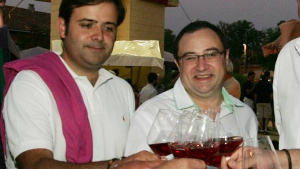 Julio Fernández (a la derecha) brinda con Tino Rodríguez, secretario provincial del PSOE, durante una inauguración en Pajares de los Oteros