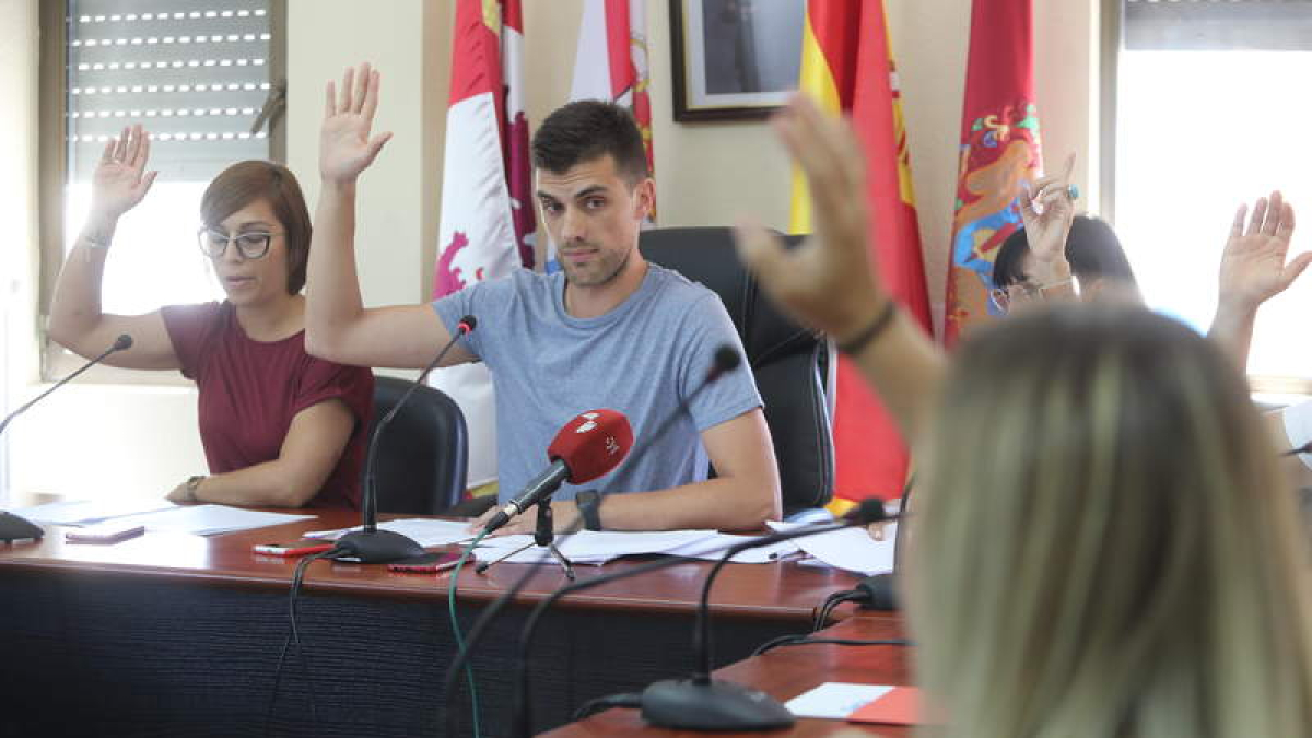 El alcalde en el momento de la votación. ANA F. BARREDO