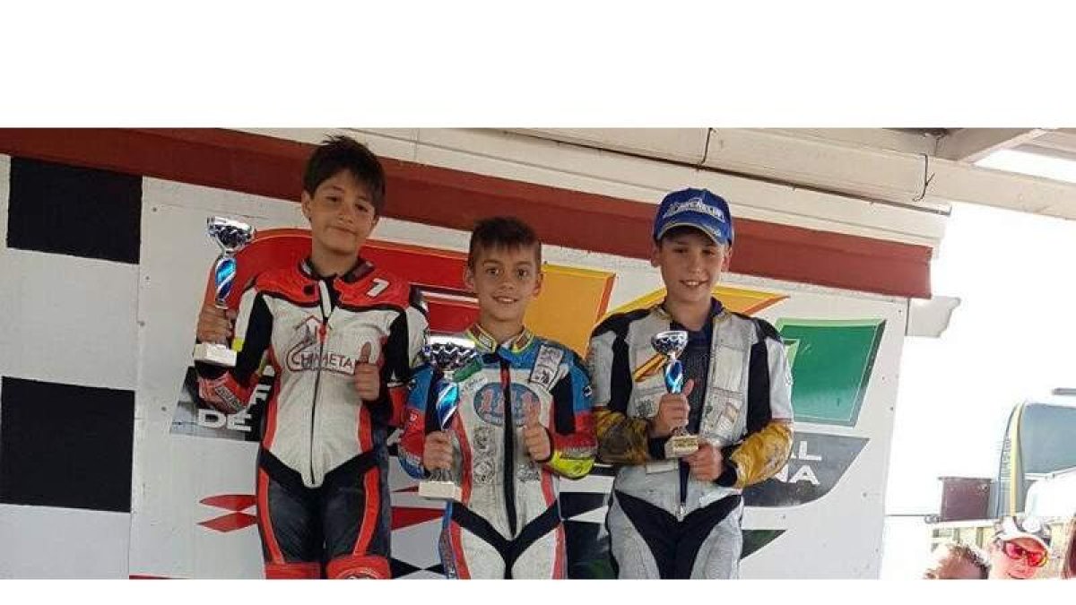 Sergio González, en lo alto del podio de Supermotard 65. DL