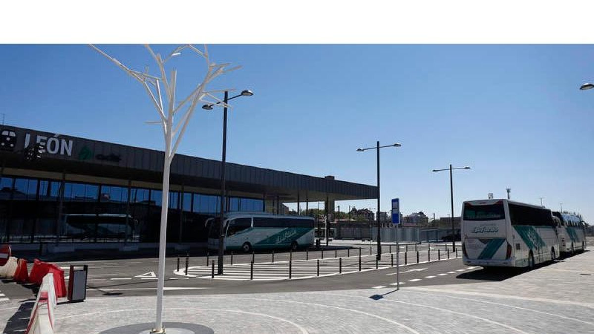 Autocares preparados para el transbordo de viajeros de trenes de largo recorrido, que este fin de semana no pasan de León. FERNANDO OTERO