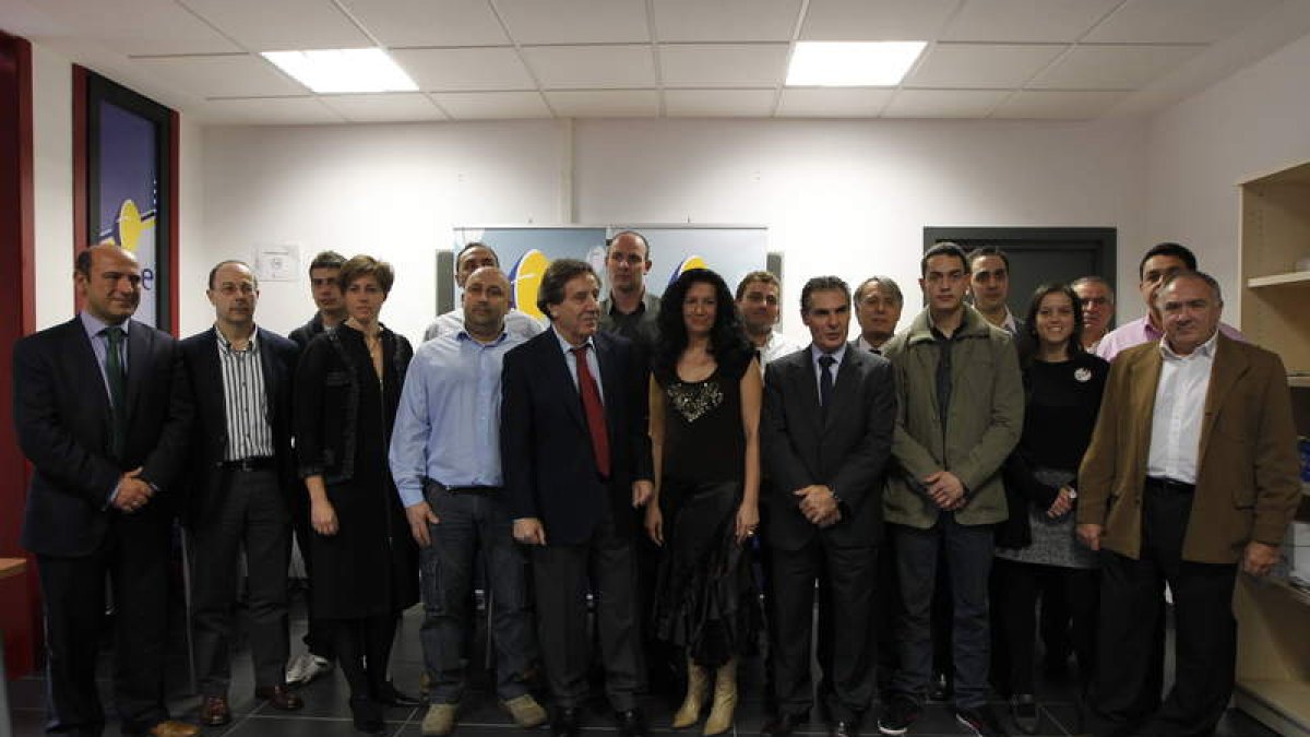 Imagen de los primeros conductores de tranvía en León junto a Ángel Villalba ayer en la entrega de diplomas.
