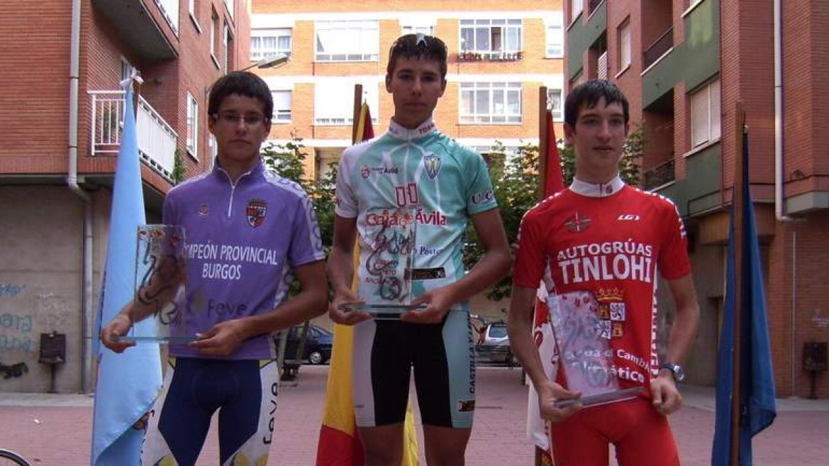 Javier Pino (i) sumó otro éxito para el Feve Bembibre.