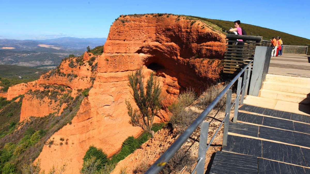 La procuradora socialista pide a la Junta que defina el futuro del paraje de Las Médulas.