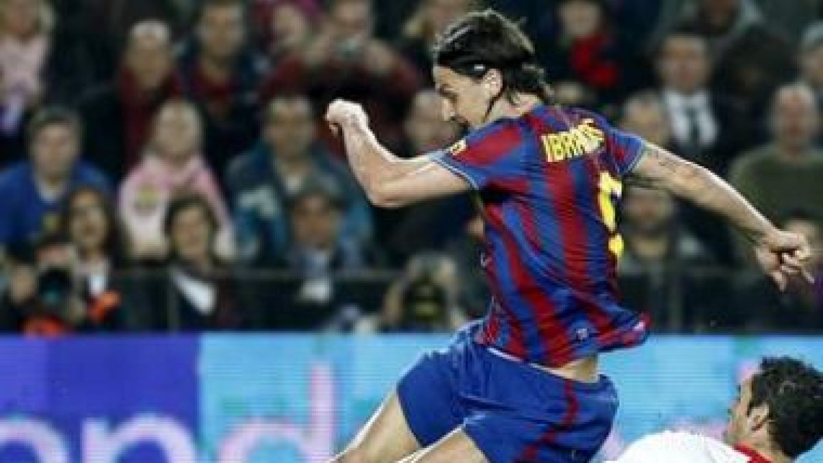 Ibrahimovic sufre una dura entrada del defensa de Osasuna, Josetxo, durante el partido.