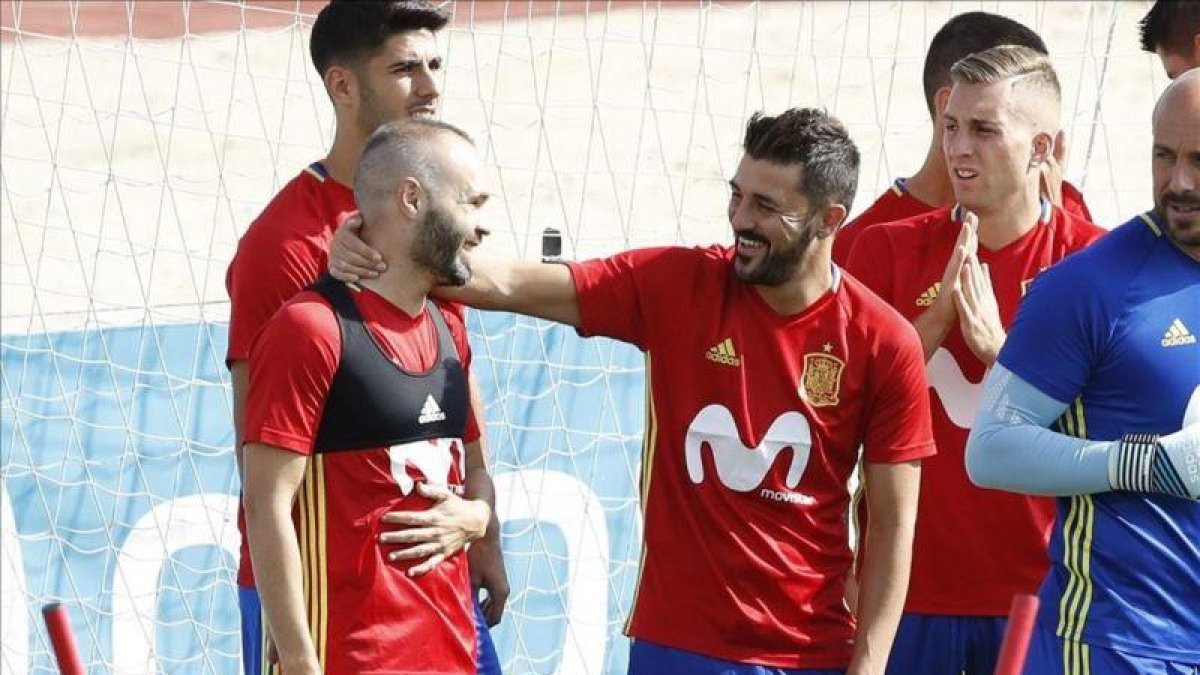 Villa e Iniesta, con Asensio y Deulofeu detrás, durante el primer entrenamiento de la selección.