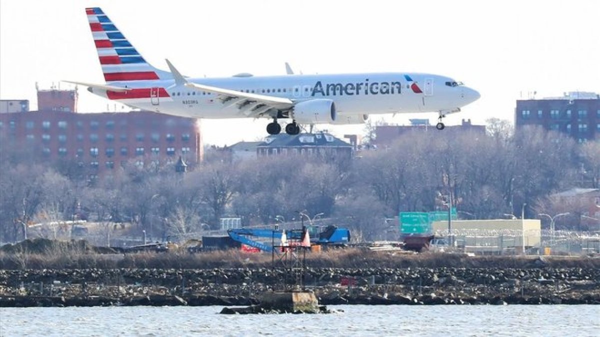 Un Boeing 737 Max 8 de la compañía American Airlines a punto de aterrizar en el aeropuerto de LaGuardia en Nueva York.