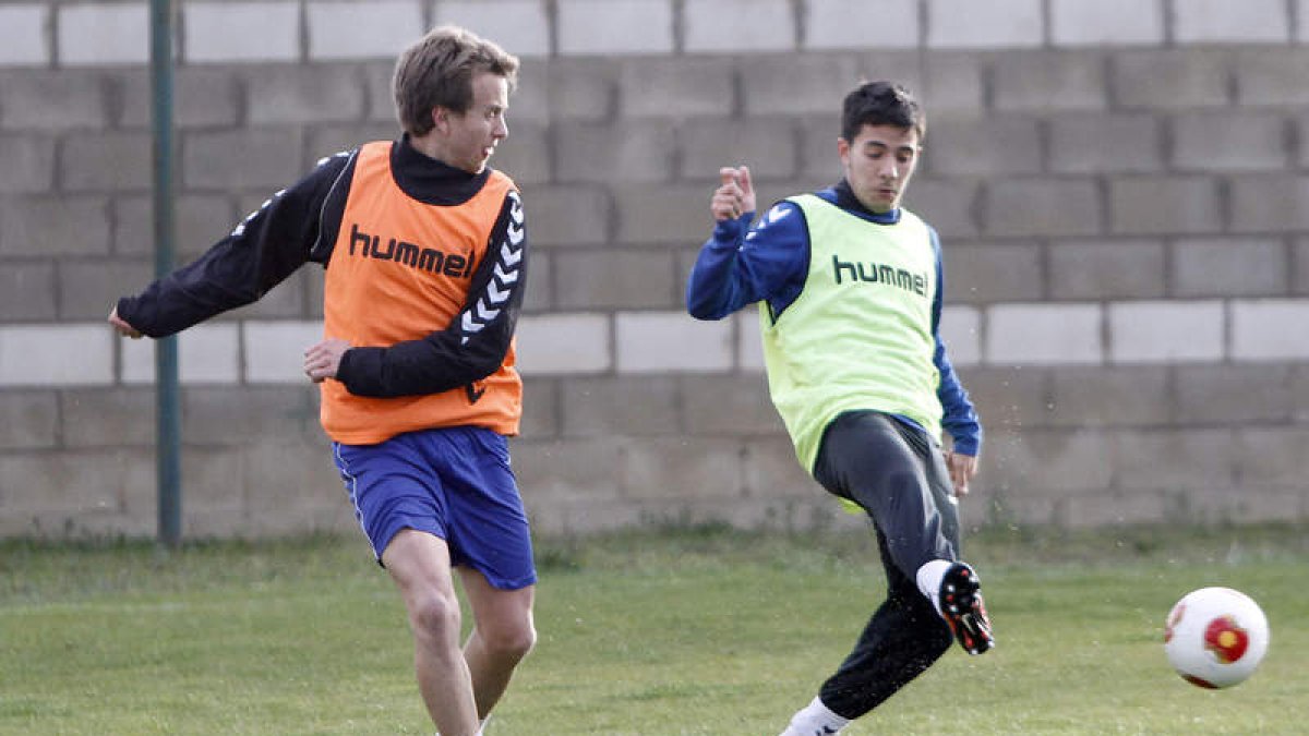 El equipo leonés prepara el partido frente al Noja.