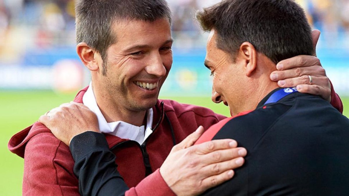 Albert Celades, durante su etapa como seleccionador de España sub-21, felicitado por Rui Jorge, su homólogo de Portug
