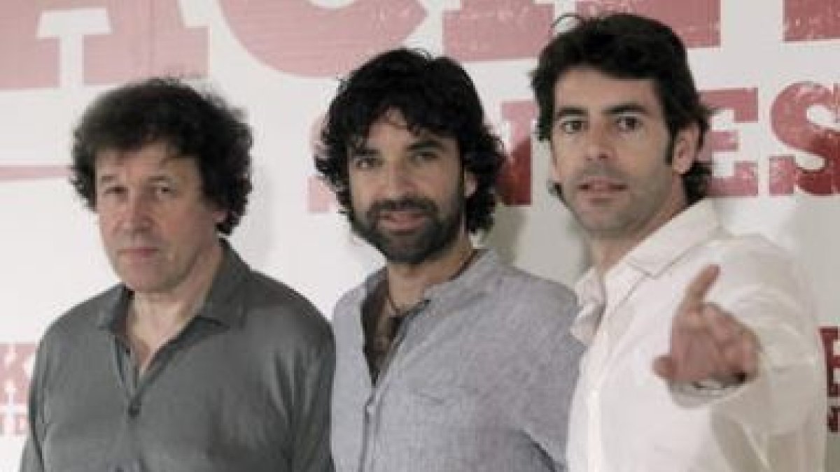 El director Mateo Gil entre los actores Stephen Rea y Eduardo Noriega.