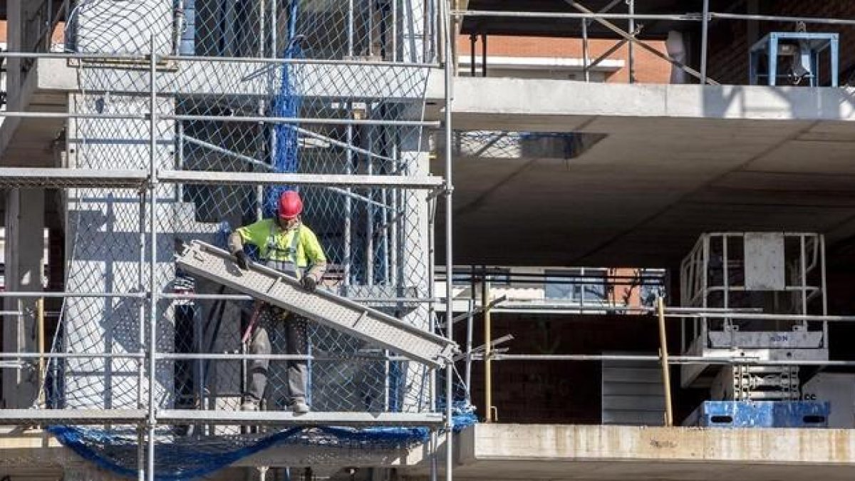Operarios en un bloque de pisos en construcción en Terrassa.