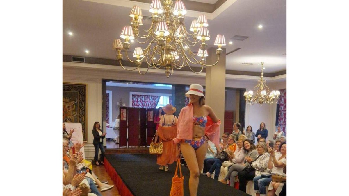 Dos modelos sobre la pasarela. ALMOM