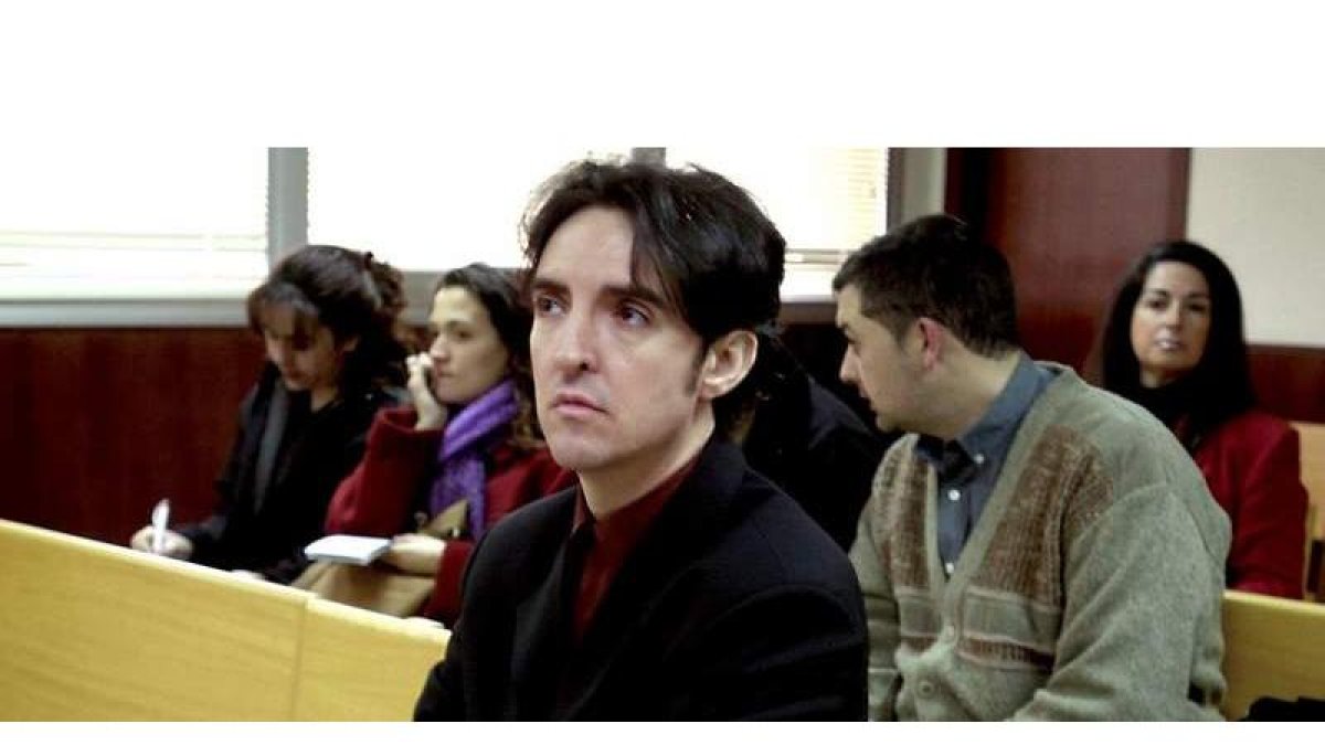 Imagen de archivo del cantante Ramoncín cuando se sentó en el banquillo por agredir a un cámara de television.