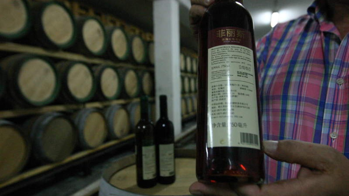 Una botella con etiqueta china para el mercado asiático.