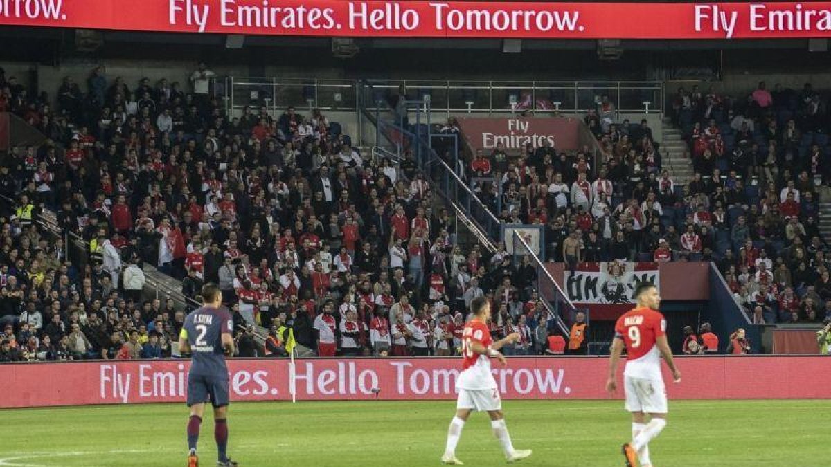 Aficionados del AS Monaco en el partido del domingo en el parque de los Príncipes frente al PSG.