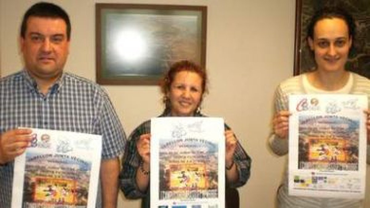 Chiqui Barros (i), con el cartel que anuncia el campus.