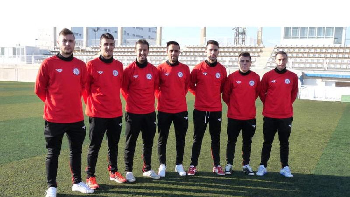 De izquierda a derecha, Cristian, Rubén, Bandera, Porfirio, Víctor, Diego y Mario Villar, jugadores leoneses de la selección autonómica.