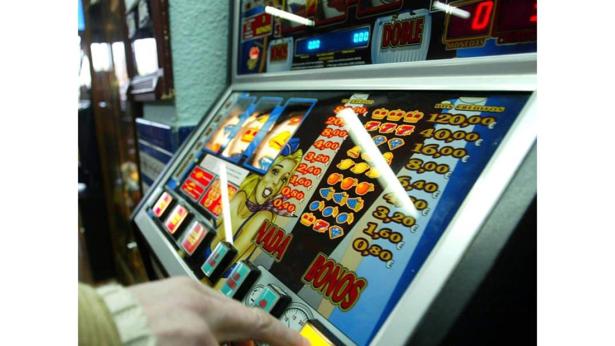 El 81,9% de los españoles mayores de edad apostó dinero el año pasado en los juegos. DL
