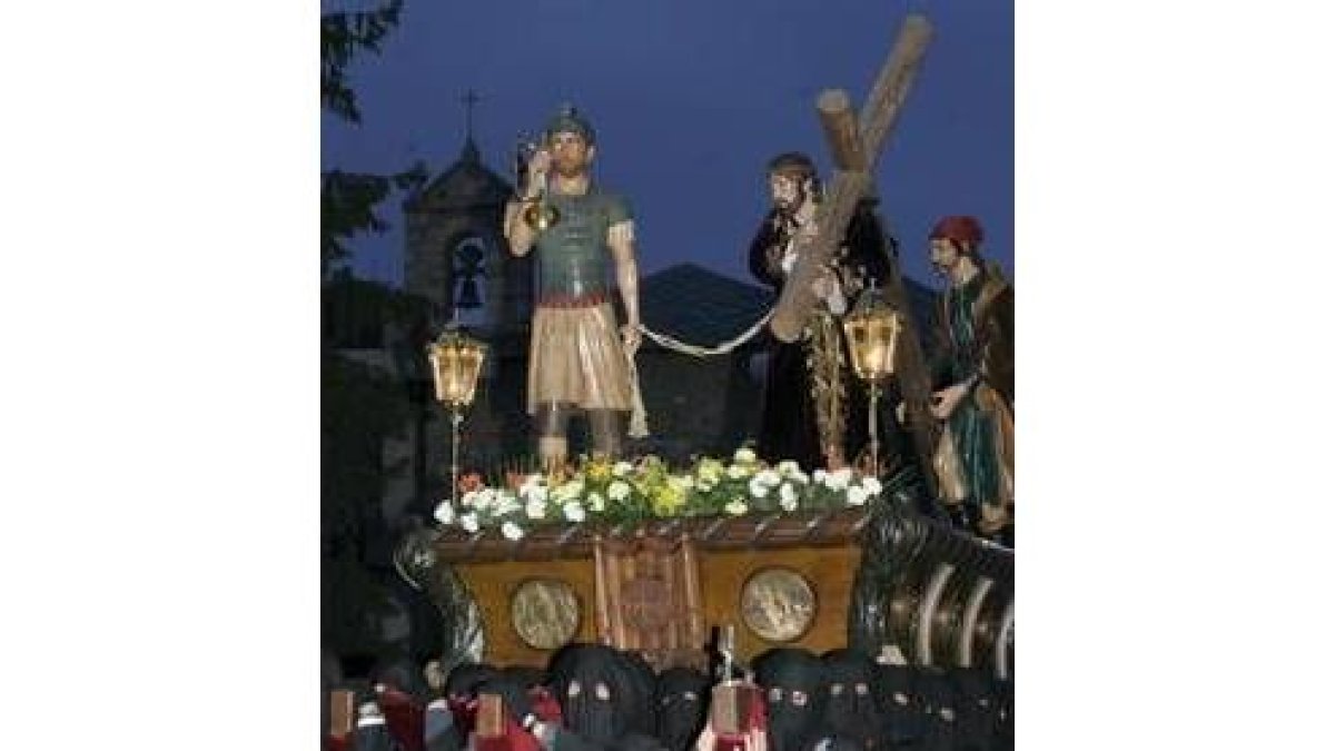 Cuarenta cofrades pasearon el Nazareno por las calles de Ponferrada