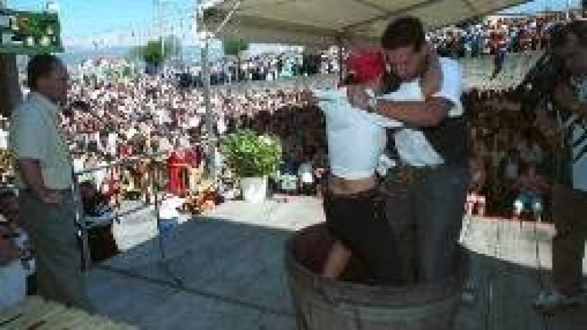 La pisada de uva volverá a concitar hoy el interés popular frente a la cooperativa de Cacabelos