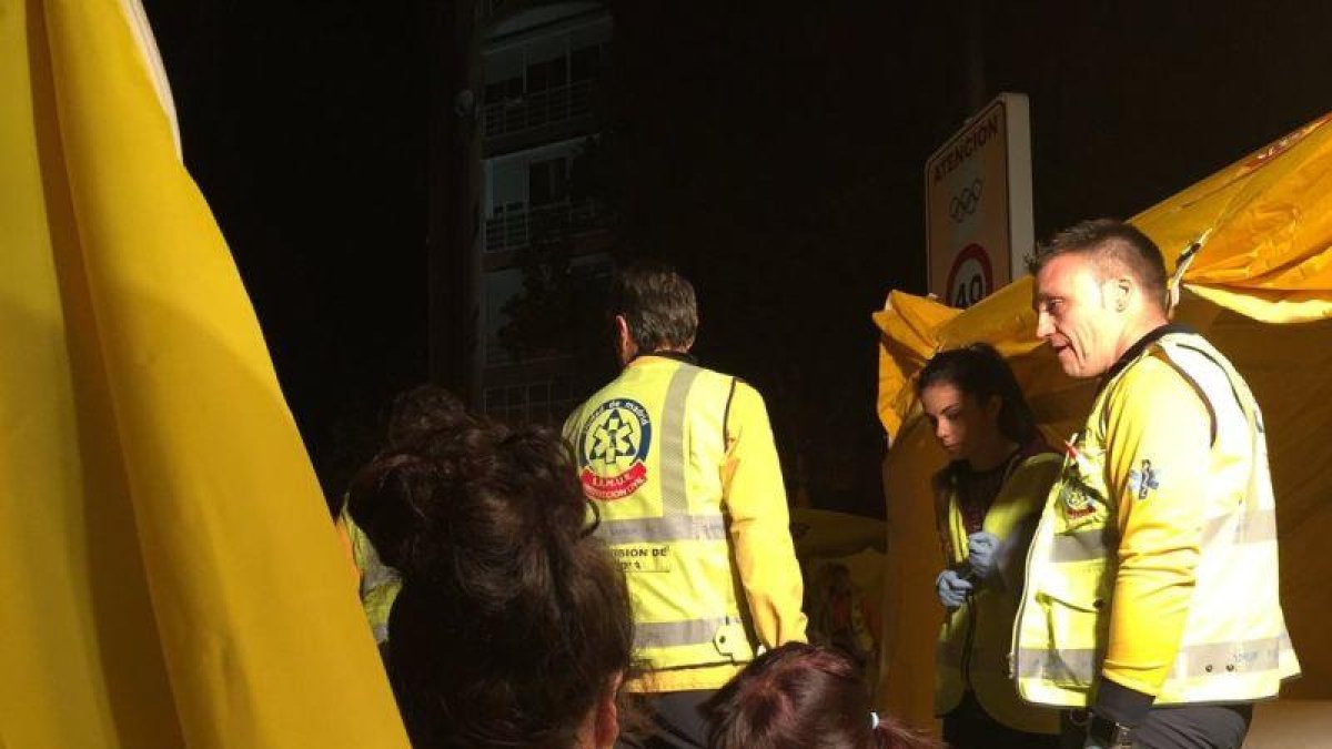 Sanitarios, en el lugar del incendio de Usera.