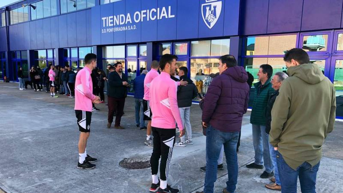 Los capitanes de la Deportiva agradecieron a la afición su apoyo y los esfuerzos para ir a Lugo. SDP