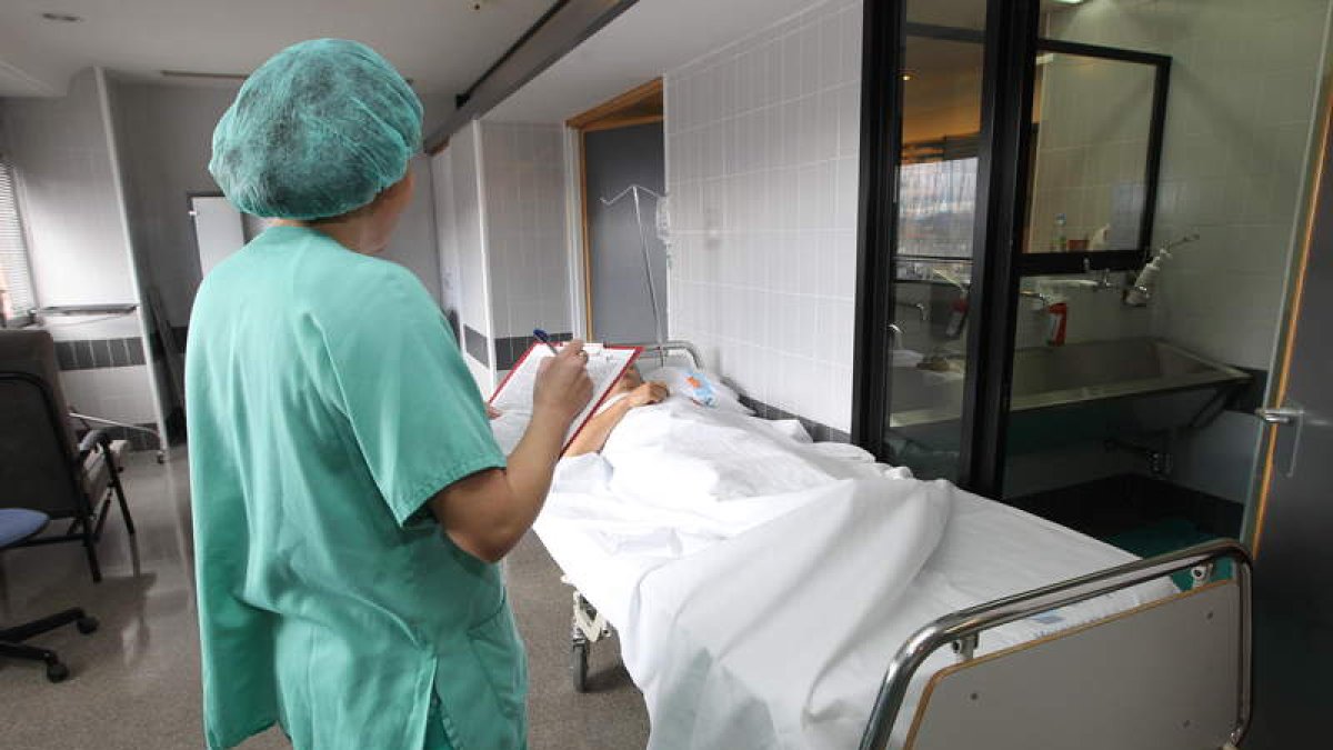 El Hospital del Bierzo sigue estando entre los centros asistenciales con mayor tiempo de espera para operaciones.
