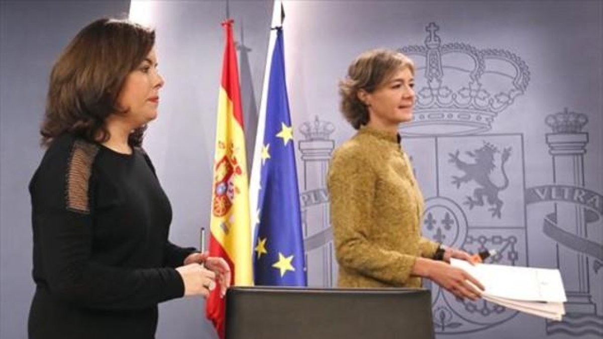 Soraya Sáenz de Santamaría, vicepresidenta en funciones, e Isabel García Tejerina, ministra de Agricultura en funciones, el pasado mes de enero en la Moncloa.