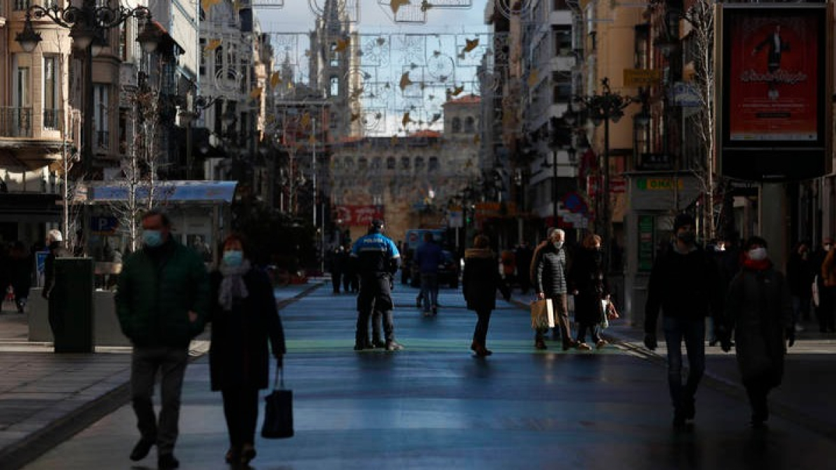 Gente caminando en Ordoño II durante la campaña de Navidad de 2021. JESÚS F. SALVADORES