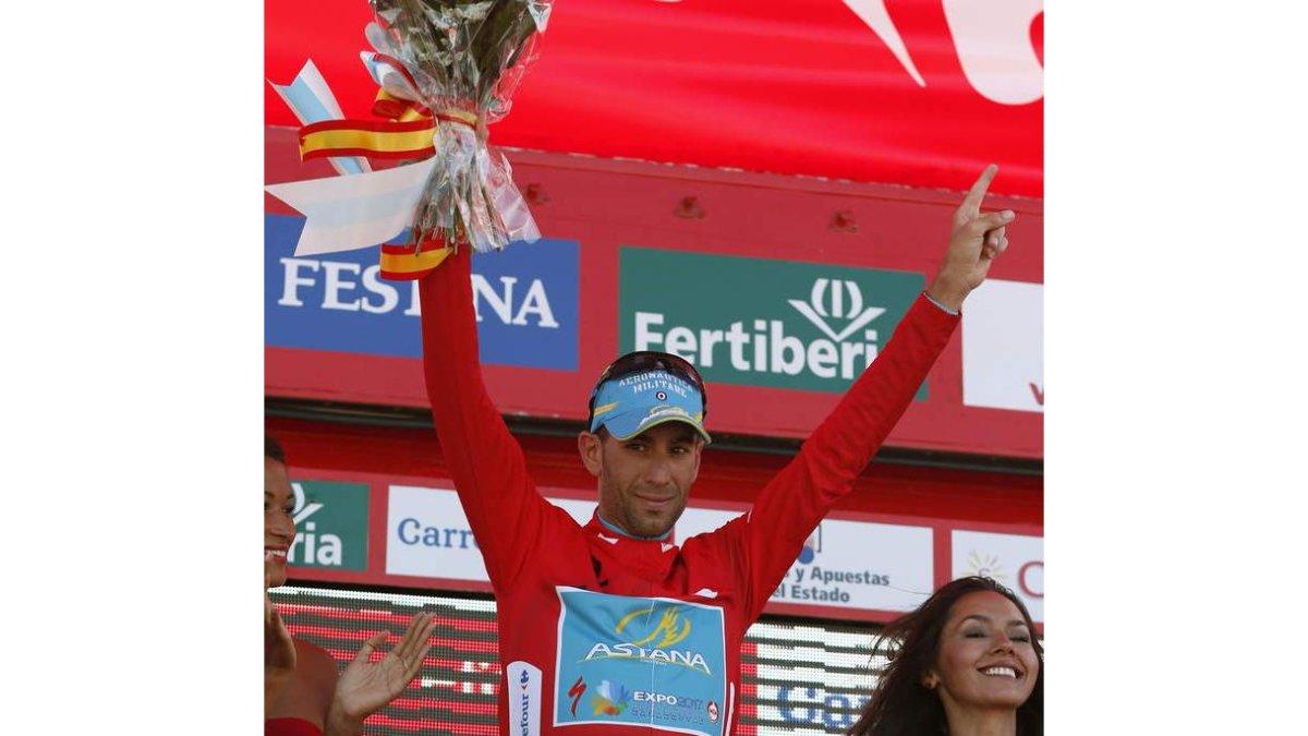El ciclista italiano Nibali ya viste el maillot rojo de líder de la Vuelta a España.