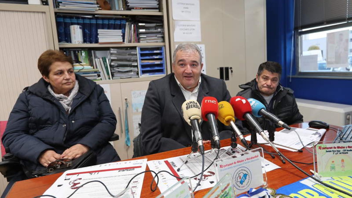 José Antonio Fierro, en el centro, ayer en la sede de Ambi. LDM