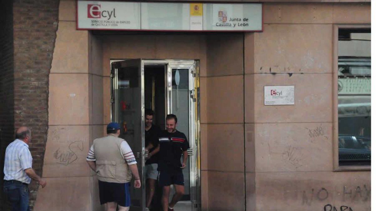 Desempleados en una oficina de empleo de la capital leonesa.