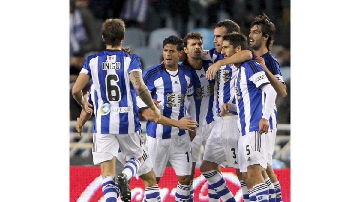 Los jugadores de la Real felicitan a Vela tras su gol.