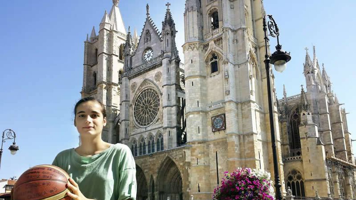 Ángela, con un balón delante de la Catedral de León.