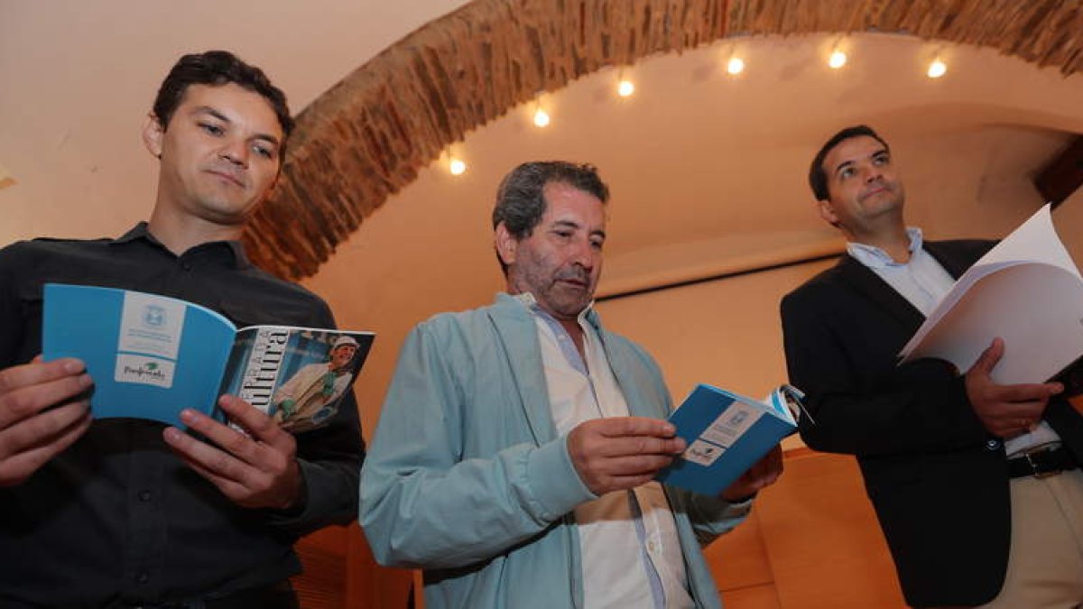 Los directores del Bergidum y los museos, junto a un técnico municipal. ANA F. BARREDO