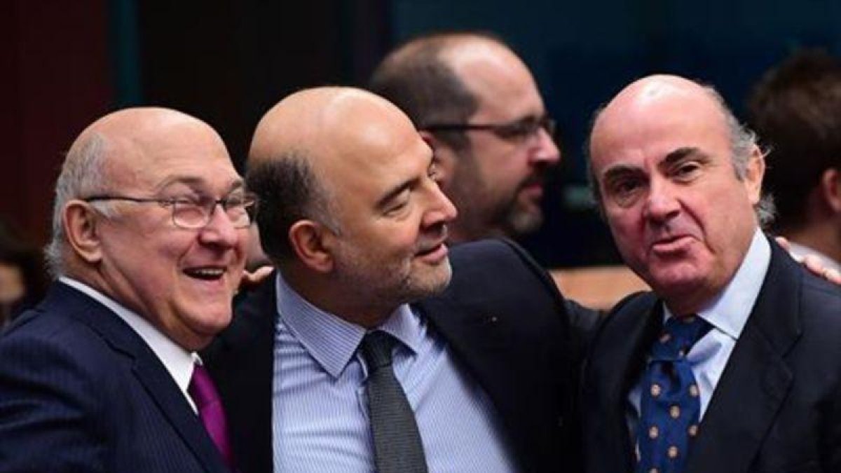Sapin, Moscovici y Guindos, en Bruselas, durante la reunión del Eurogrupo del lunes..