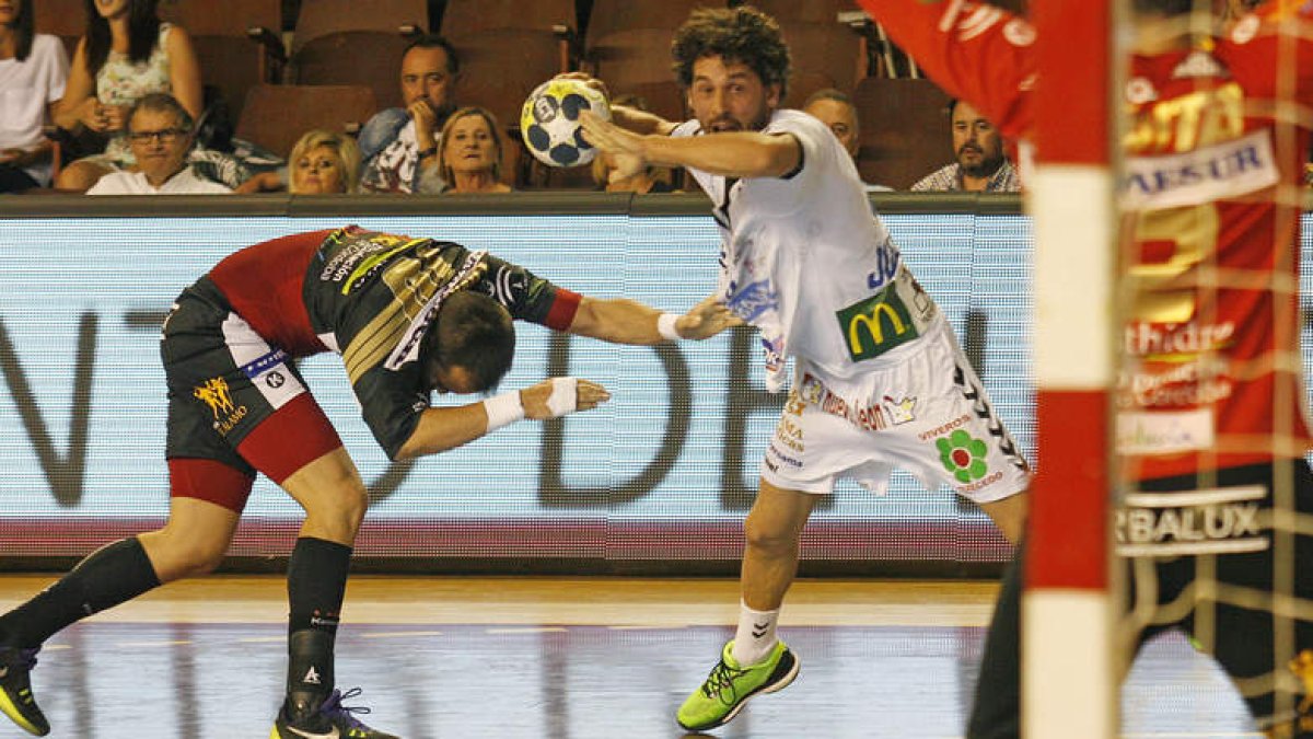 Juanín dio una exhibición con ocho goles en la primera parte, once en total. F. OTERO PERANDONES