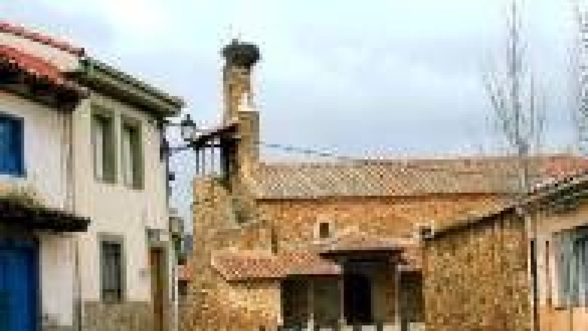 La imagen, de archivo, muestra una calle de Murias de Rechivaldo con la iglesia al fondo