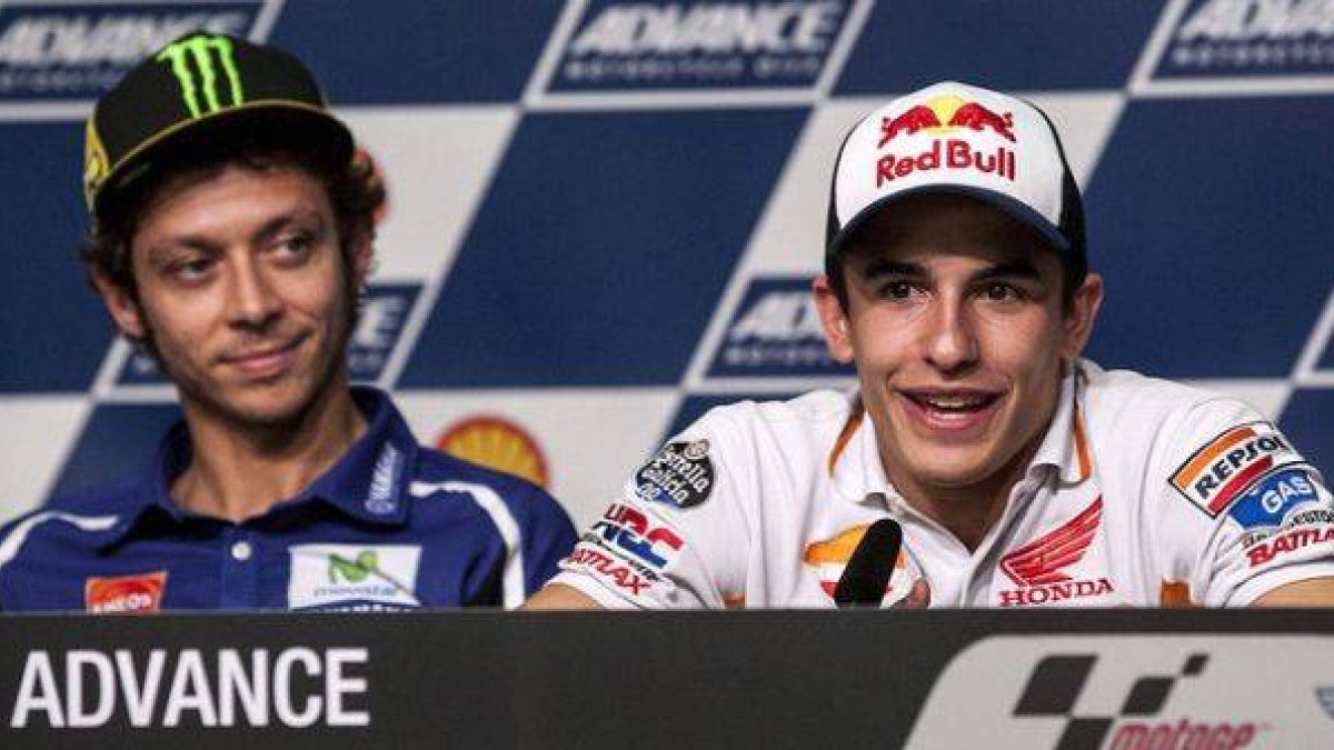 Marc Márquez y, detrás, Valentino Rossi, durante la rueda de prensa previa al GP de Malasia, en Sepang.
