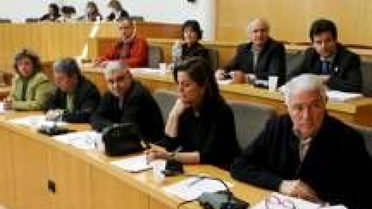 Los cinco ediles del PP, en la fila de abajo, durante un pleno municipal