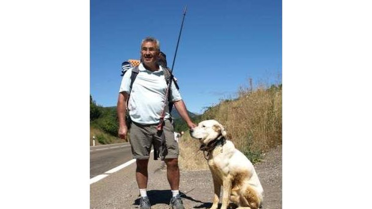 Alfonso Ciller y su perro Flok llegando a Cistierna.