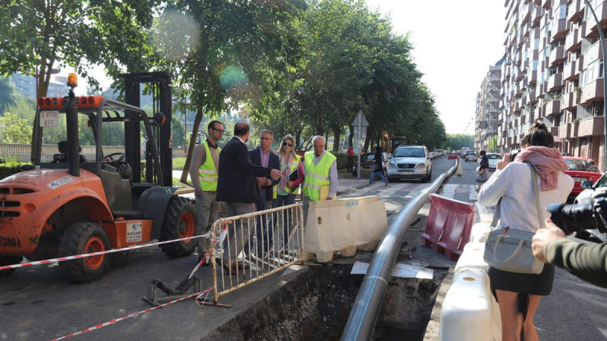López Benito, ayer, junto a técnicos de la obra.