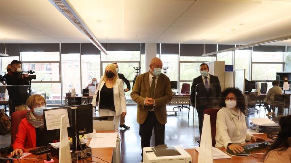 El vicepresidente, portavoz y consejero de Transparencia, Ordenación del Territorio y Acción Exterior, Francisco Igea, visita la Oficina de Asistencia en materia de Registro este lunes en Salamanc. J. M. GARCÍA