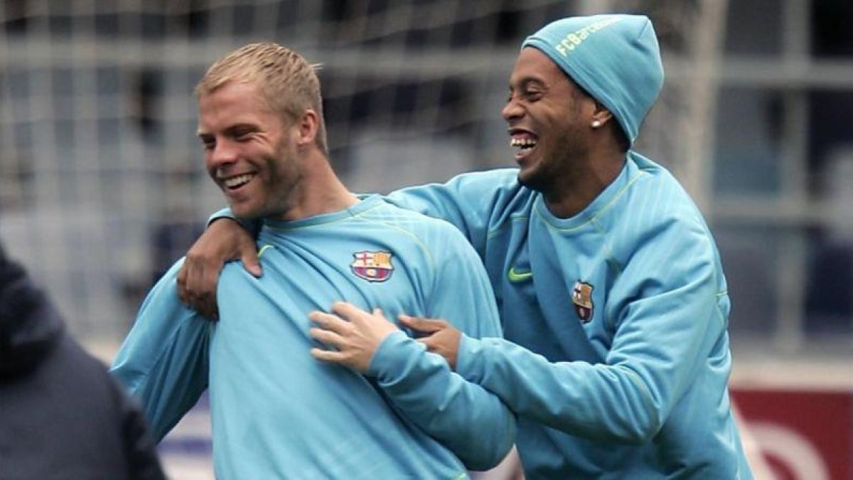 Gudjohnsen y Ronaldinho bromean en un entrenamiento del Barça, en el 2007.