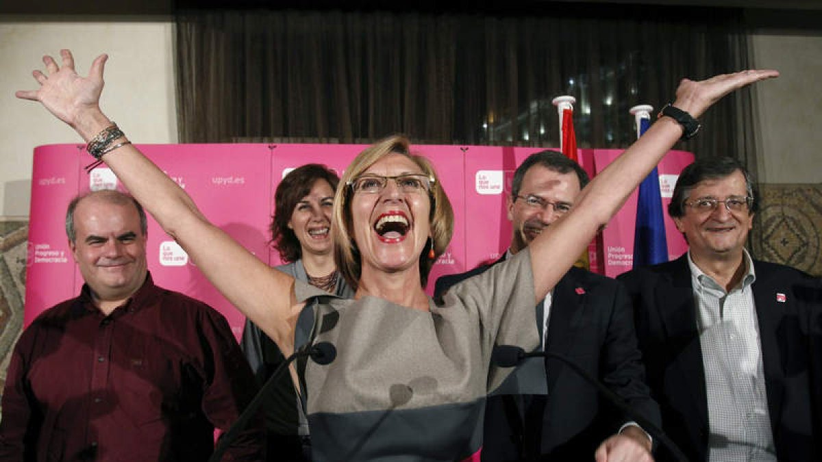 Rosa Díez celebra los resultados.
