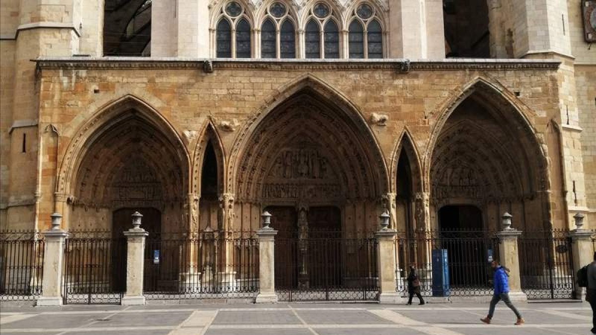Fachada principal sobre la que se propone la actuación en forma de concurso abierto de ideas para la protección del Pórtico Occidental de la Catedral de León. DL