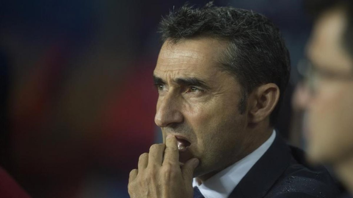 Valverde observa el Barça-Olympiacos en el Camp Nou